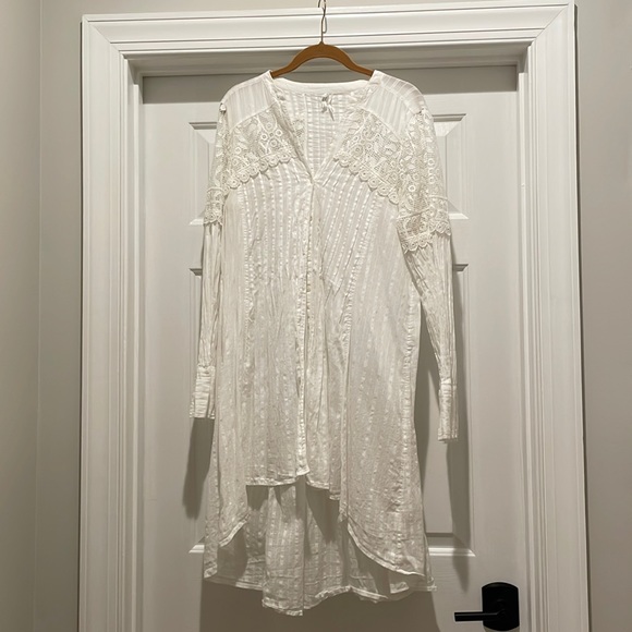 Anthropologie Tops - Anthropologie Feather Bone flowy white tunic
